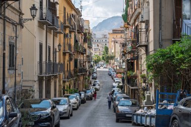 Tipica stradina del centro storico di Palermo, con palazzi storici, balkon con ringhiere in ferro. Palermo, İtalya, 4 Ağustos 2025