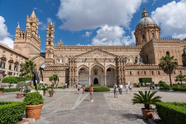 Palermo Katedrali 'nin dışı, Sicilya' nın tarihi mimari simgesi. Palermo, İtalya, 2 Ağustos 2025