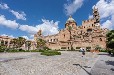 Palermo Katedrali 'nin dışı. Sicilya, İtalya' nın tarihi mimari simgesi. Palermo, İtalya, 2 Ağustos 2025