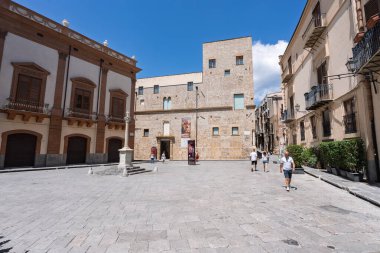 Palermo 'da Croce dei Vespri Meydanı, Palazzo Branciforte yakınlarında tarihi bir meydan. Palermo, İtalya, 4 Ağustos 2025