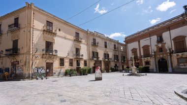 Palermo 'da Croce dei Vespri Meydanı, Palazzo Branciforte yakınlarında tarihi bir meydan. Palermo, İtalya, 4 Ağustos 2025