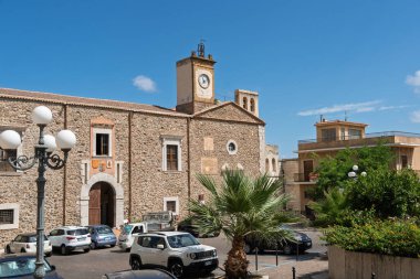 Santa Agata di Militello 'daki Gallego Kalesi, Sicilya, ortaçağ mimarisi ile tarihi kıyı kalesi. Santa Agata di Militello, İtalya, 5 Ağustos 2025