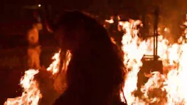 Krampus, dinsel halk figürüne eşlik eden şeytani bir varlıktır. Bu gelenek Hıristiyan mitolojisine bağlıdır..