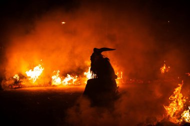 Krampus alevlerin ortasında, dinsel folklor figürüne eşlik eden şeytani bir varlık var. Bu gelenek Hıristiyan mitolojisine bağlıdır..