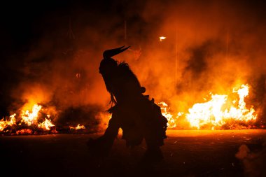 Krampus alevlerin ortasında, dinsel folklor figürüne eşlik eden şeytani bir varlık var. Bu gelenek Hıristiyan mitolojisine bağlıdır..