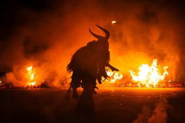 Krampus alevlerin ortasında, dinsel folklor figürüne eşlik eden şeytani bir varlık var. Bu gelenek Hıristiyan mitolojisine bağlıdır..