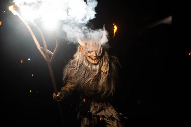 Krampus, dinsel halk figürüne eşlik eden şeytani bir varlıktır. Bu gelenek Hıristiyan mitolojisine bağlıdır..