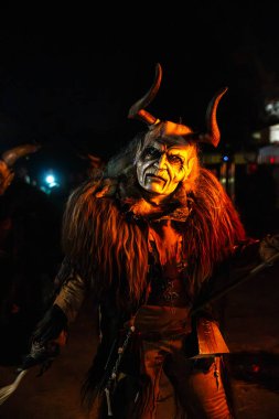 Krampus, dinsel halk figürüne eşlik eden şeytani bir varlıktır. Bu gelenek Hıristiyan mitolojisine bağlıdır..
