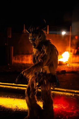 Krampus, dinsel halk figürüne eşlik eden şeytani bir varlıktır. Bu gelenek Hıristiyan mitolojisine bağlıdır..