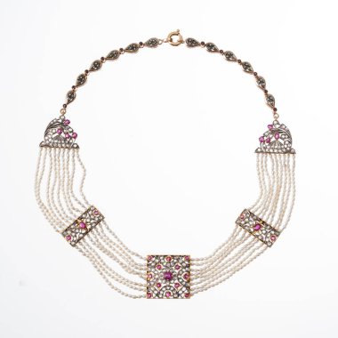 18kt 'lık sarı altın, gümüş, elmas, yakut ve tatlı su kültürlü inci kolye. Beyaz bir arkaplanda izole edilmiş.