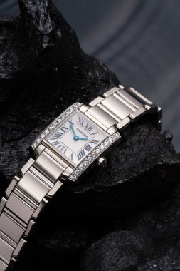 Cartier kuvars saati, Tank Francaise modeli, 2403, elmas bezeli 18K beyaz çanta. Siyah kayanın üstünde çekilmiş. Milan mı? İtalya 1 Eylül 2025