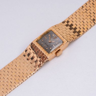 Rolex el yaralanması saat, kemer modeli, referans 8209, tütsülenmiş arama ve tokalı 18 kt altın çanta. Milan mı? İtalya 1 Eylül 2025