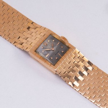 Rolex el yaralanması saat, kemer modeli, referans 8209, tütsülenmiş arama ve tokalı 18 kt altın çanta. Milan mı? İtalya 1 Eylül 2025