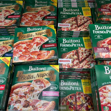 Buitoni dondurulmuş pizza kutuları süpermarket dondurucusunda sergileniyor. Donmuş ürünlerle dolu yemek reyonu. Udine, İtalya. 7 Ocak 2026