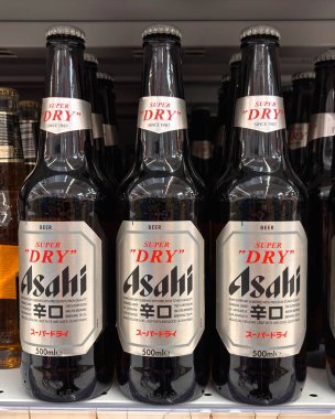 Süpermarket rafında sergilenen Asahi Süper Kuru Birası şişeleri. Bira tüketimi konsepti, uluslararası markalar. Udine, İtalya. 7 Ocak 2026