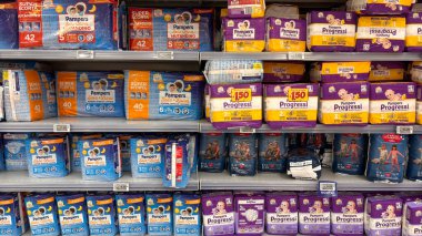 Süpermarketin rafında bez bezi var. Bebek bakımı, hijyen, ebeveynlik, tüketici malları ve günlük alışveriş kavramları. Udine, İtalya. 7 Ocak 2026