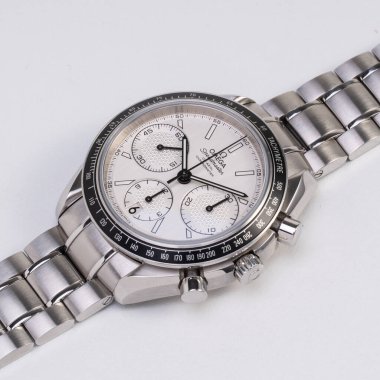 Omega Speedmaster Racing co-Axial otomatik kronograf, referans 326.30.40.50.20.001, beyaz kadranlı çelik kasa. Milan, İtalya, 1 Eylül 2025.