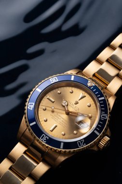 Rolex saat, Submariner model, referans 16808, 18kt sarı altın çanta ve suyun yüzeyinde şampanya kadranı fotoğrafı. Milan, İtalya, 1 Eylül 2025.