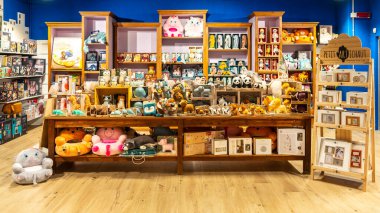 Oyuncak mağazasında bir sürü oyun var. Udine, İtalya. 29 Nisan 2025.