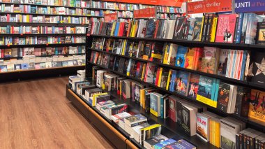 Kütüphane rafında sergilenen çeşitli kitaplar. Udine, İtalya. 18 Ocak 2026