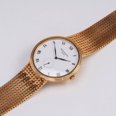 Patek Philippe Calatrava el yapımı saat, referans 3919 _ 005, entegre bilezik ve porselen kadranlı 18 kt sarı çanta. Milan mı? İtalya 2 Eylül 2025