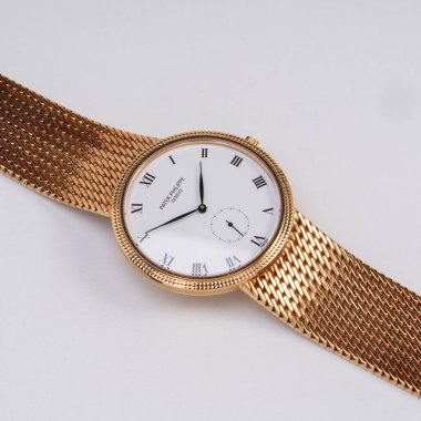 Patek Philippe Calatrava el yapımı saat, referans 3919 _ 005, entegre bilezik ve porselen kadranlı 18 kt sarı çanta. Milan mı? İtalya 2 Eylül 2025