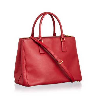 Kırmızı deri bir kadın çantası. Beyaz bir arkaplanda fotoğraflanmış.