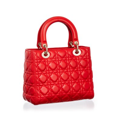 Altın işlemeli kırmızı deri çanta. Beyaz bir arkaplanda fotoğraflanmış.