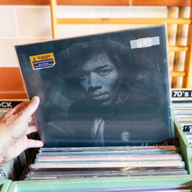 People, Hell and Angels, Amerikalı rock müzisyeni Jimi Hendrix 'in ölümünden sonra çıkardığı bir derleme albümüdür. 2013 'te serbest bırakıldı. Udine, İtalya, 26 Ekim 2025