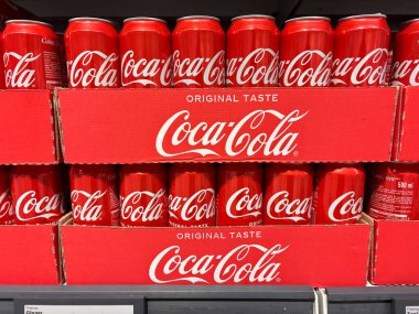 Süpermarketteki Coca-Cola 'nın orijinal tat kutuları. Udine, İtalya, 5 Şubat 2025