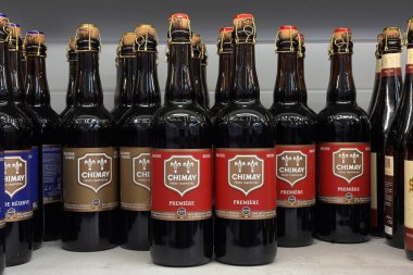 Mağaza rafında bir şişe Wuhrer birası, bir İtalyan birası. Udine, İtalya, 23 Şubat 2026