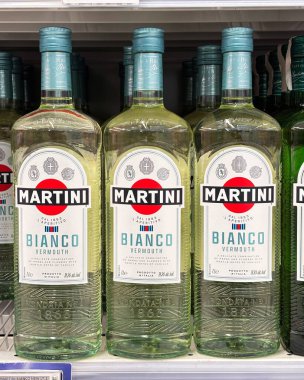 Bir şişe Martini Bianco, ünlü bir İtalyan vermutu. Udine, İtalya, 23 Şubat 2026