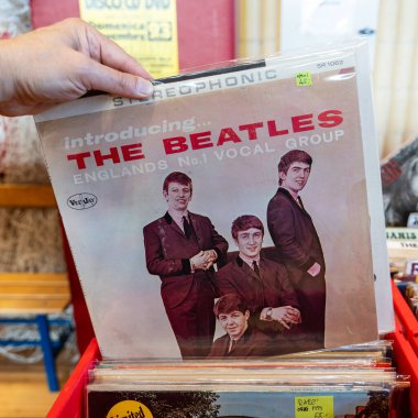 Karşınızda... The Beatles, İngiliz rock grubu The Beatles tarafından 1964 yılında Amerika Birleşik Devletleri 'nde yayımlanan ilk albüm. Udine, İtalya, 26 Ekim 2025