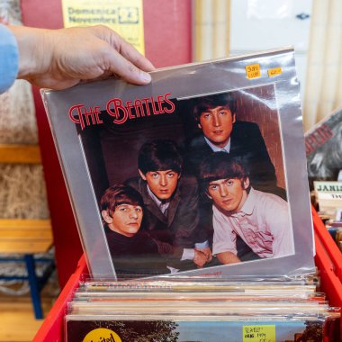 The Beatles, 1982 yılında piyasaya sürülen bir plaktır. Udine, İtalya, 26 Ekim 2025