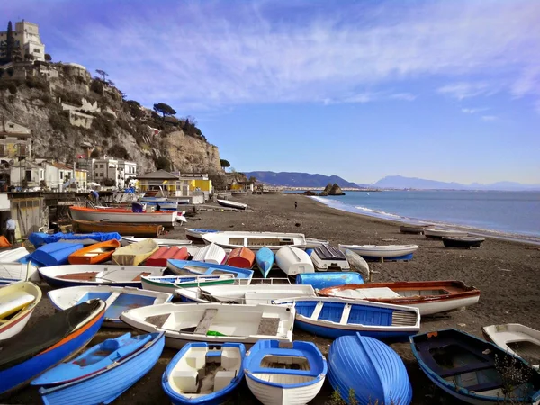 Farbige Boote. Italien — Stockfoto