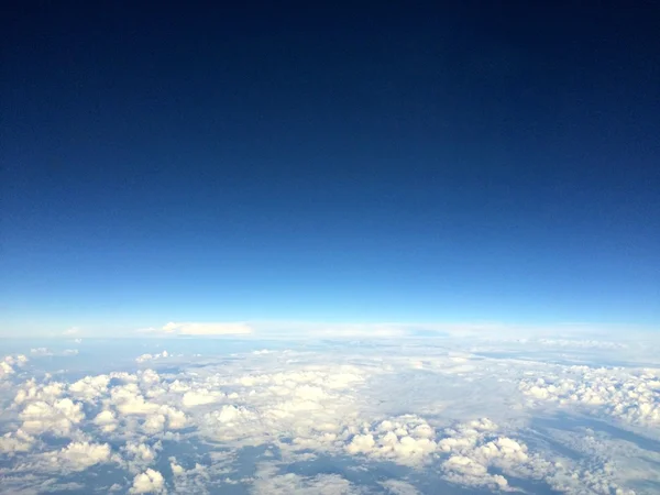 Céu azul com nuvens brancas — Fotografia de Stock