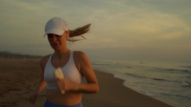 Kız sahilde Beyaz gömlekli