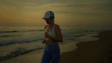 Kumsalda çalışan genç kadın