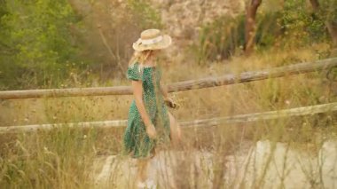 Yeşil çimenli arka planda şapkası olan kadın.