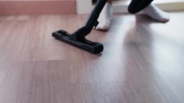 Yerleri özel bir elektrikli süpürgeyle temizliyorum.