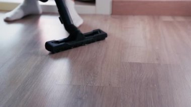 Yerdeki elektrikli süpürgeyi kapat.