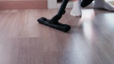 Odanın zeminini temizle.