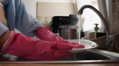 Mutfaktaki lavaboyu temizliyorum.