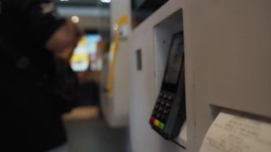 ATM 'den ödeme yapan adam.