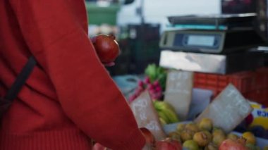 Kırmızı elma tutan adam.