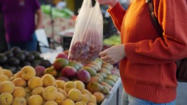 Kadın elleri meyve alıyor