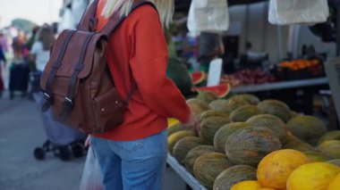 Marketten taze sebze seçen bir adam. sağlıklı vejetaryen yemekleri