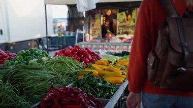 Pazarda taze organik sebzeler.