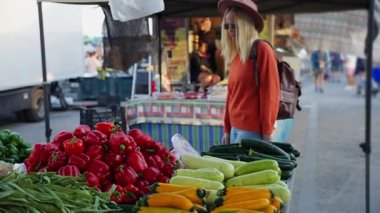 Markette sebzeli ve meyveli kız