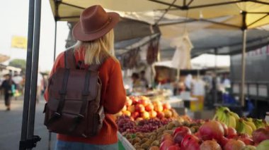 Sokakta yürüyen genç bir kadın